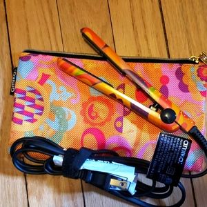Amika travel flat iron